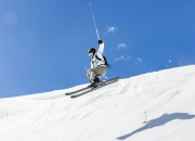 开云体育下载-冰火交锋，韩国队险胜法国队之夜，马琳刷新纪录的传奇时刻