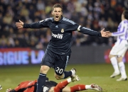 开云APP-赛道上的绝杀瞬间，迈凯伦终场逆袭，维斯塔潘神级表现惊艳四座