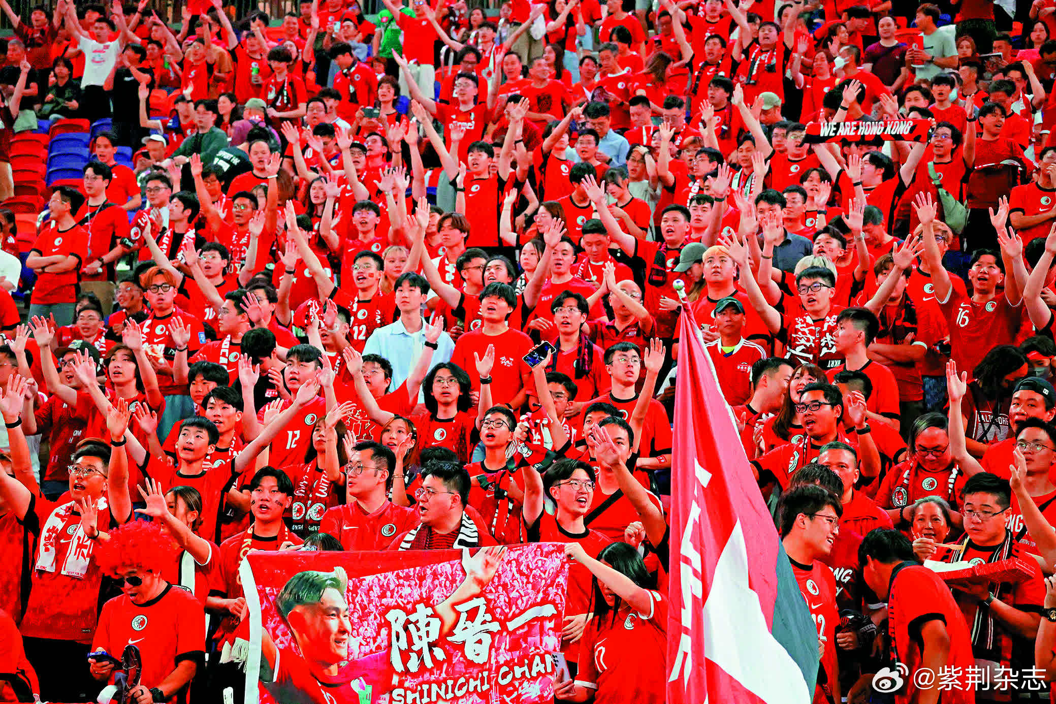 足球联赛赛况热烈，比赛场面热火朝天