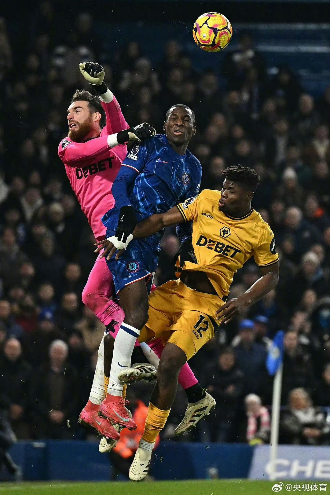 刚刚结束的比赛：球队们为了胜利拼尽全力