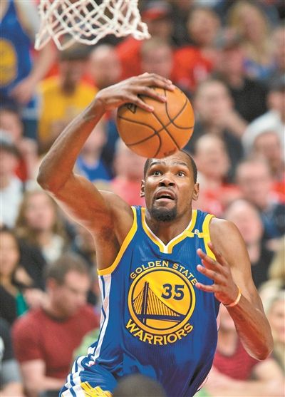 凭借意外之球,球队夺得宝贵三分的简单介绍 凭借意外之球,球队夺得宝贵三分的简单介绍