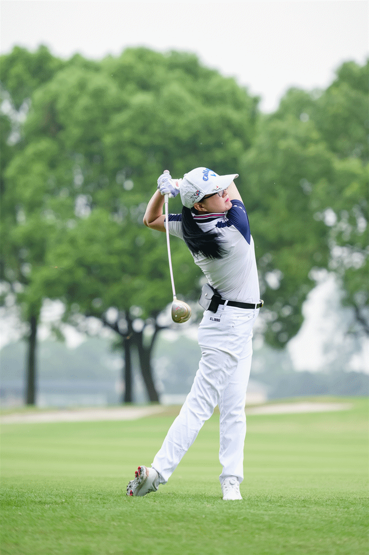 关于高尔夫比赛中选手们展现绝佳技艺的信息