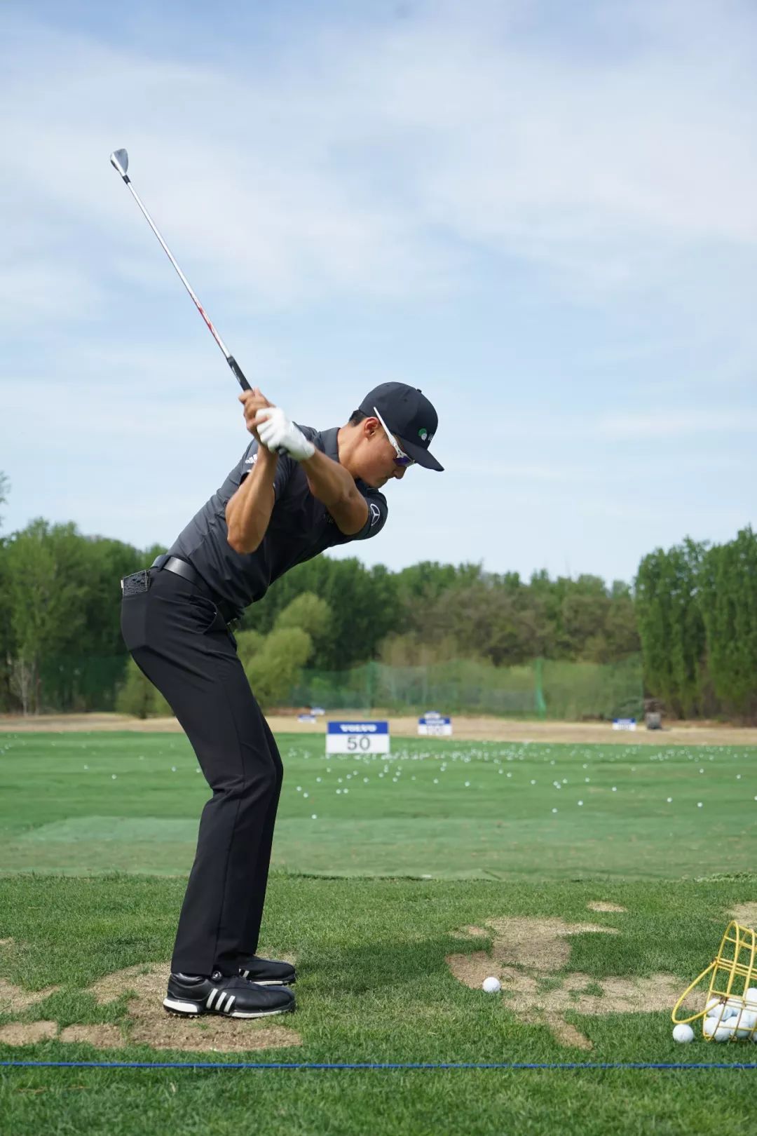 包含高尔夫比赛选手技压群雄，夺得桂冠的词条