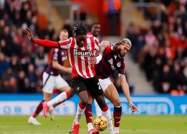 利物浦在主场取得胜利，继续领跑英超