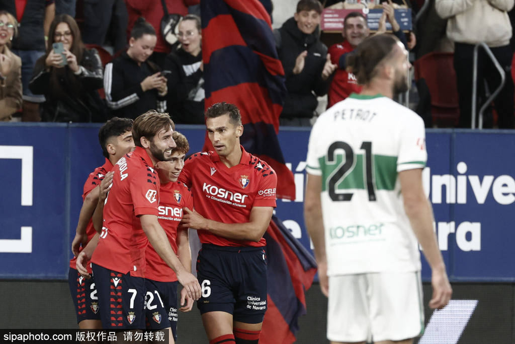 比利亚雷亚尔赢球欢乐，球迷尽兴庆祝的简单介绍